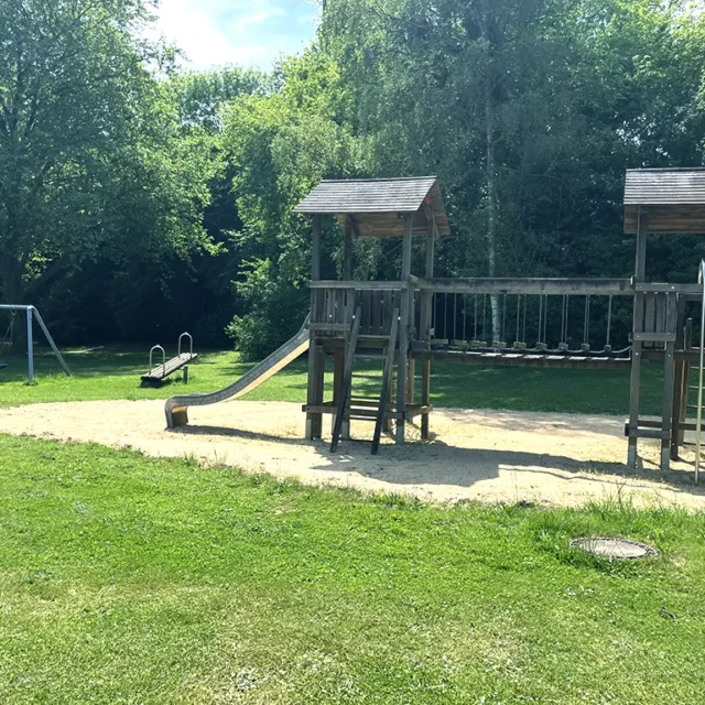 Außenspielplatz mit Klettergerüst, Rutsche, Wippe und Schaukeln