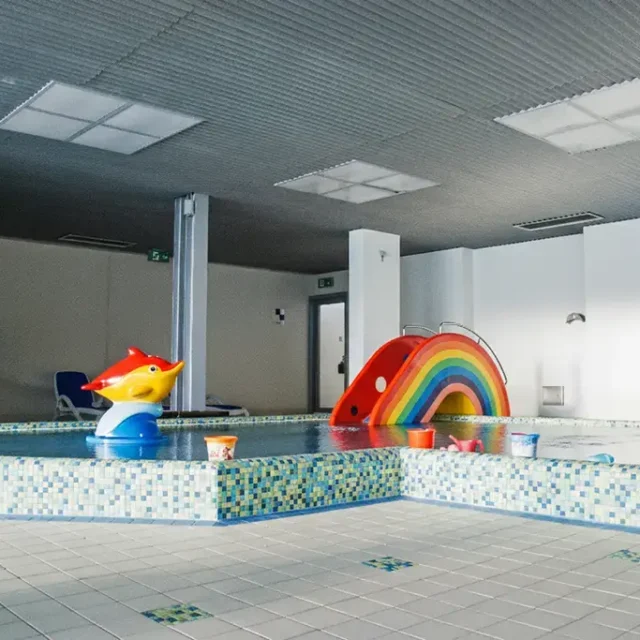 Babyschwimmbecken mit Spritzfigur und Minirutsche