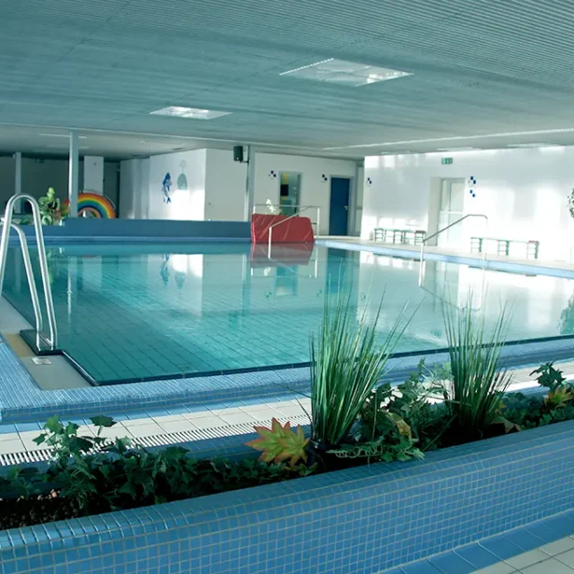 Lehrschwimmbecken mit Einstiegsmöglichkeiten
