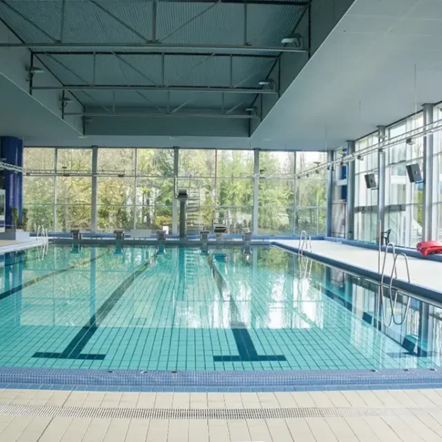 Schwimmerbecken mit Glasfront und Bahnen