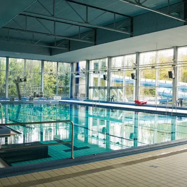 Schwimmbecken mit Blackhole Rutsche