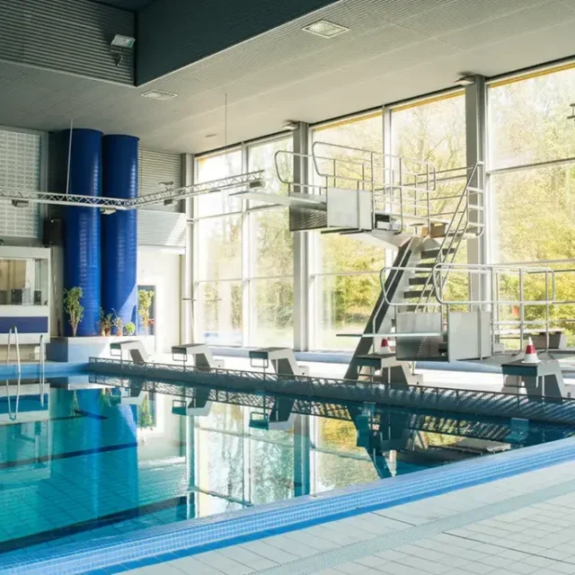 Schwimmbecken mit Sprungturm