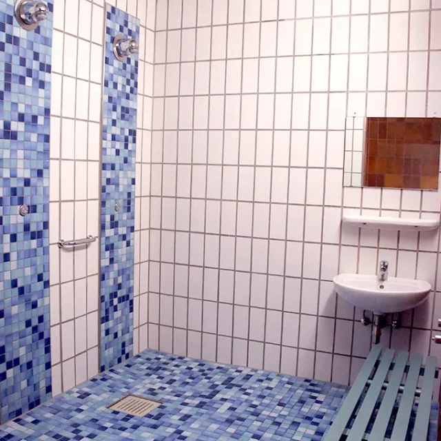 Duschen mit Waschbecken und Sitzbank