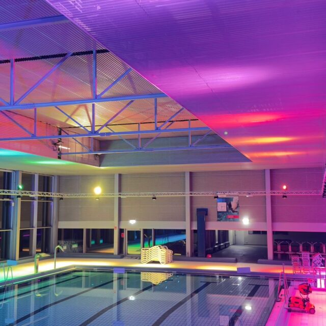 bunte Beleuchtung über dem Sportbecken